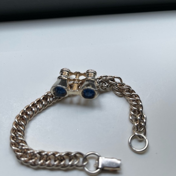Vintage charm bracelet with binocular charm. - Picture 1 of 5